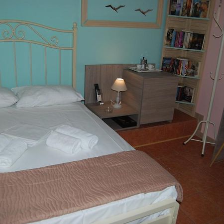 Luxury Traditional Room The Small Bookstore Kastro-Kyllini エクステリア 写真