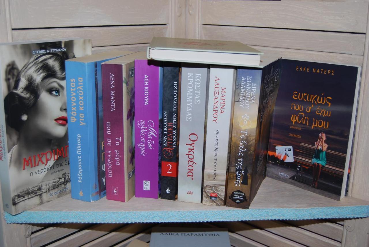 Luxury Traditional Room The Small Bookstore Kastro-Kyllini エクステリア 写真