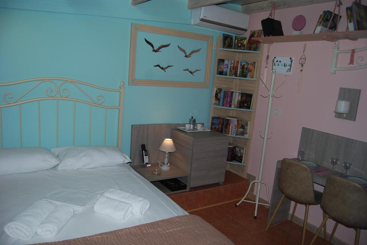 Luxury Traditional Room The Small Bookstore Kastro-Kyllini エクステリア 写真